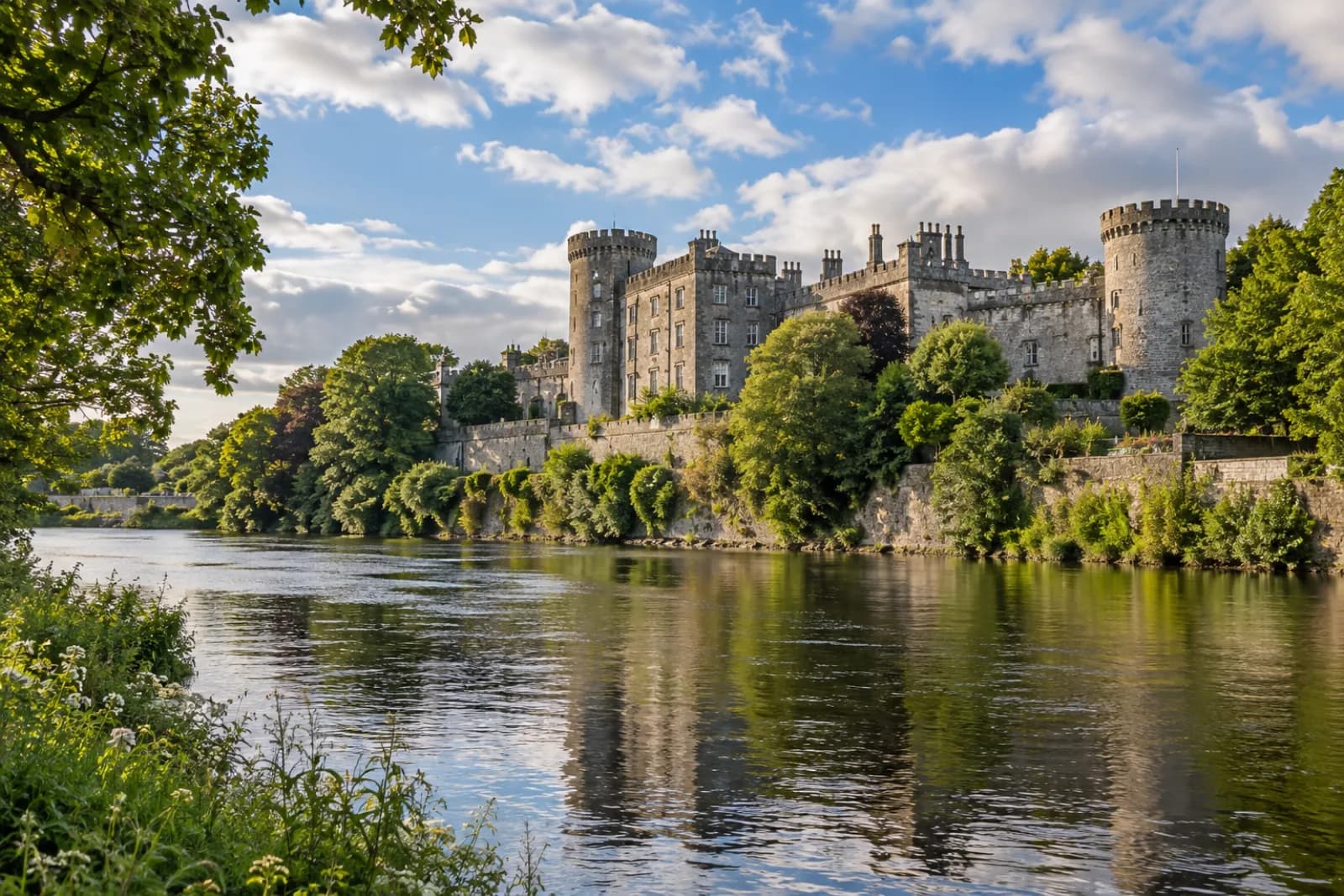 AI ilustrace hradu Kilkenny u řeky Nore
