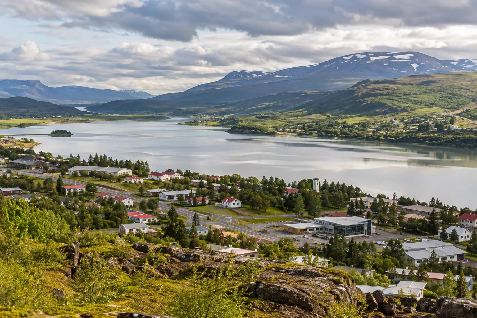 AI ilustrace Egilsstaðiru a východního Islandu