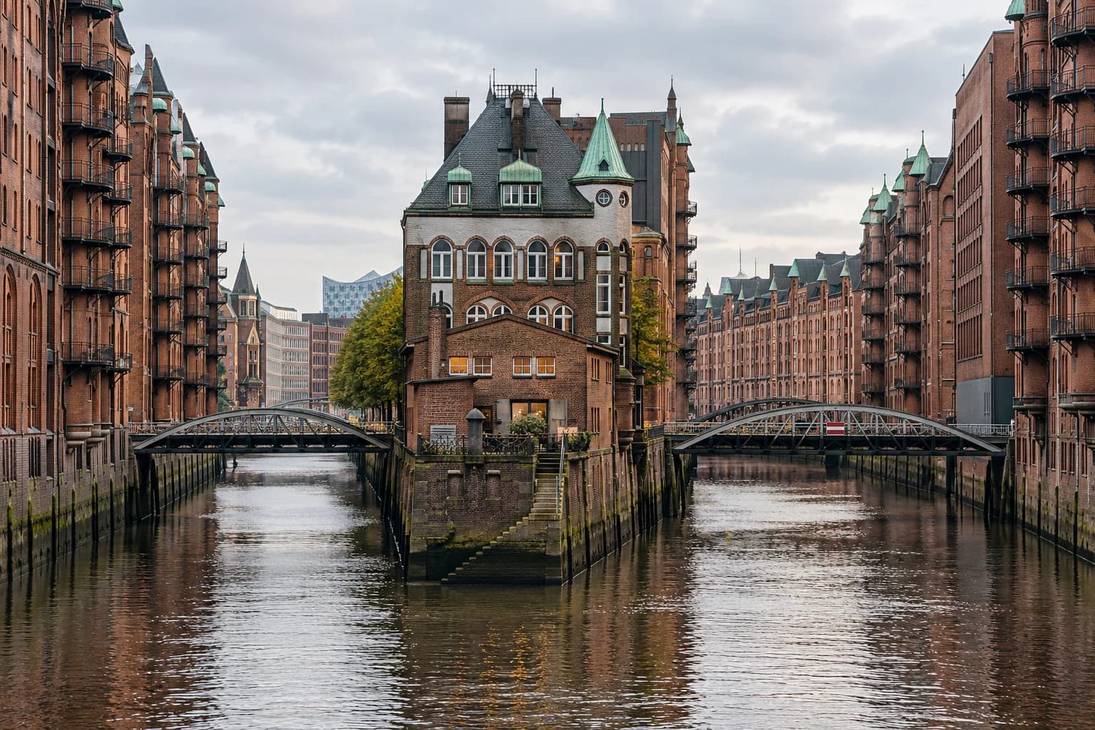 AI ilustrace kanálu a skladů v hamburské Speicherstadt