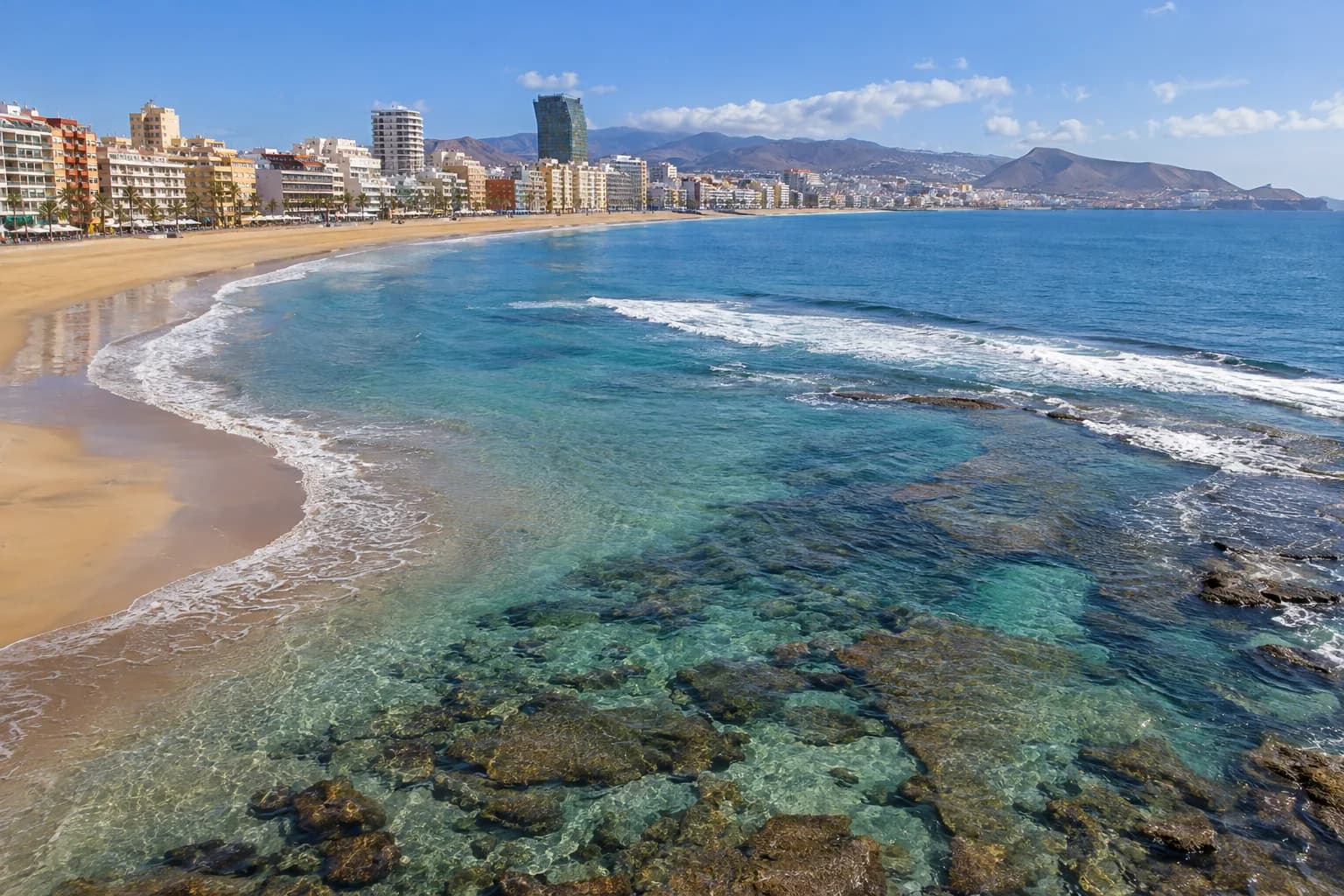 AI ilustrace pláže Las Canteras v Las Palmas