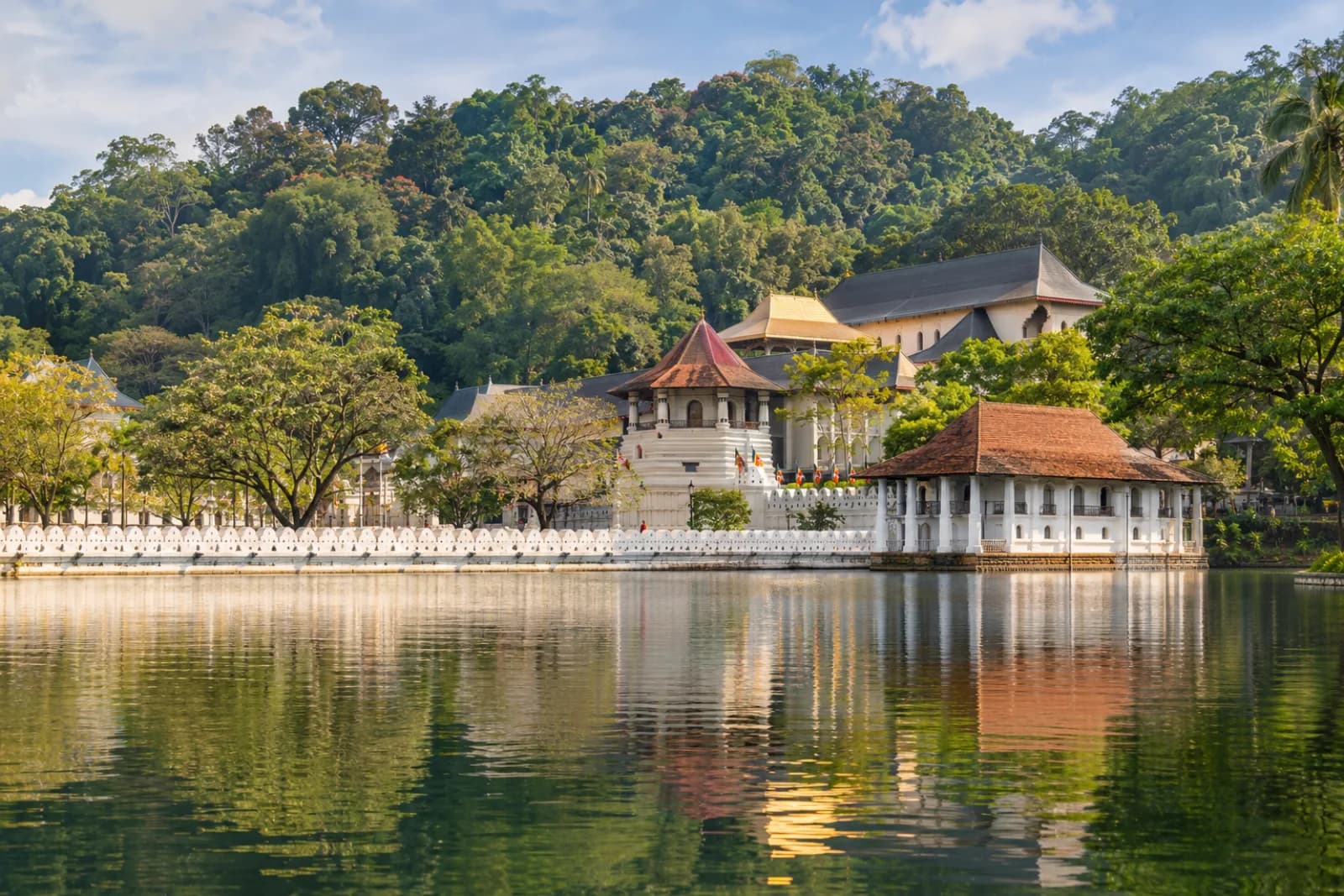 AI ilustrace Kandy: krajina a místní architektura