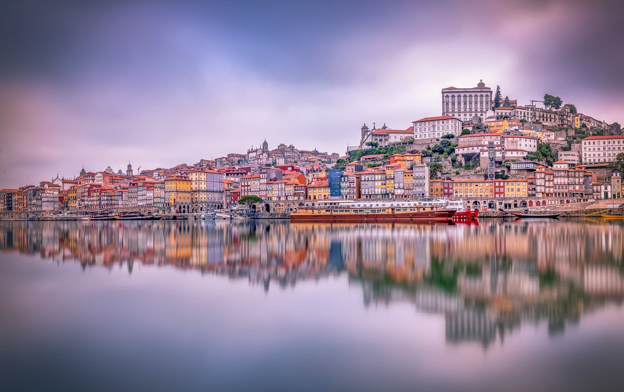 Barevné domy portugalského Porta nad řekou Douro