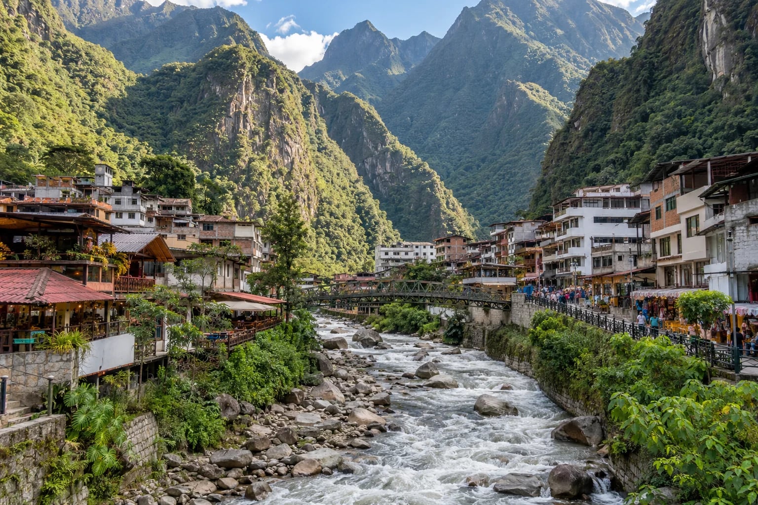 Aguas Calientes u řeky Urubamba mezi zelenými horami