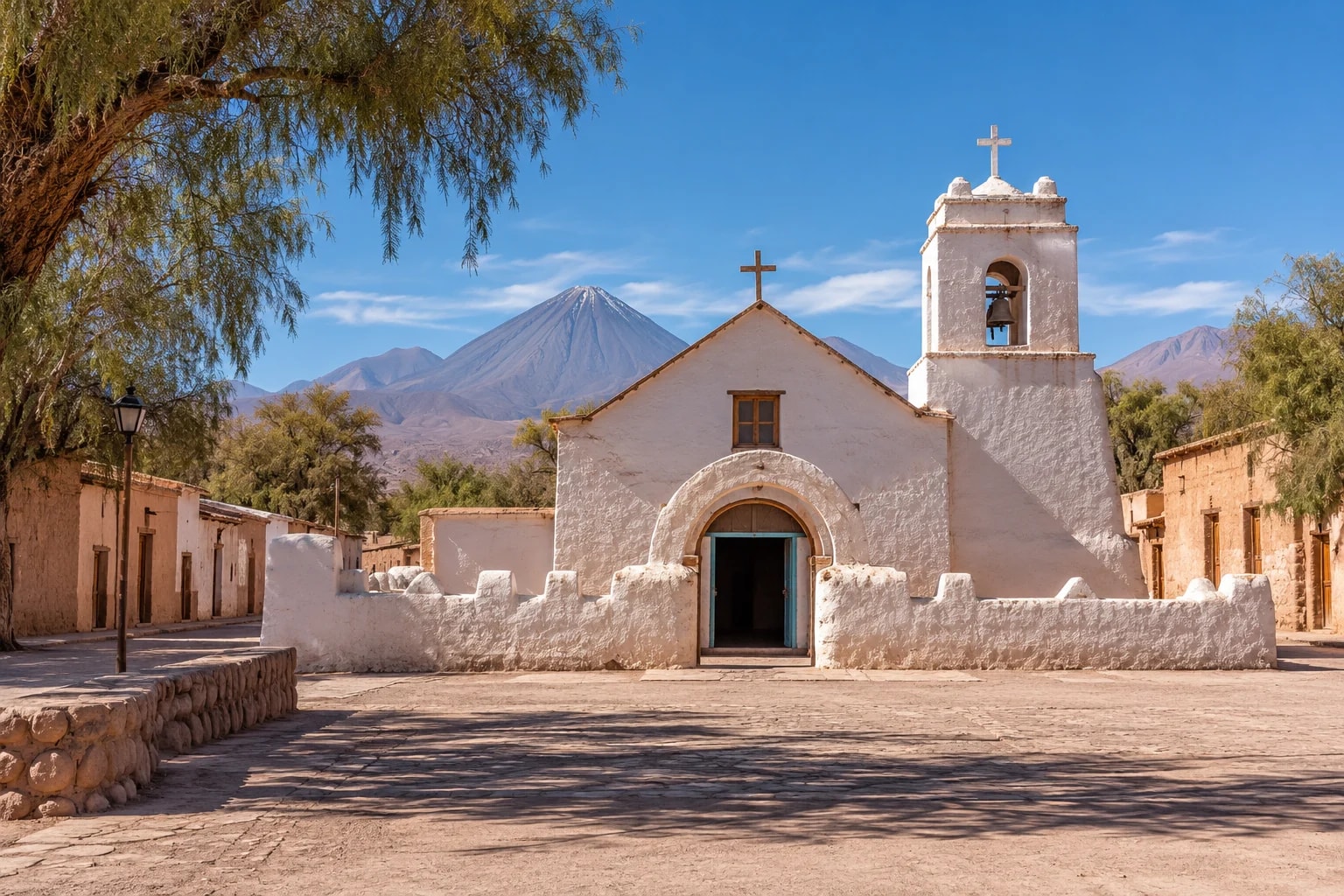 Bílý kostel a pouštní náměstí San Pedra de Atacama