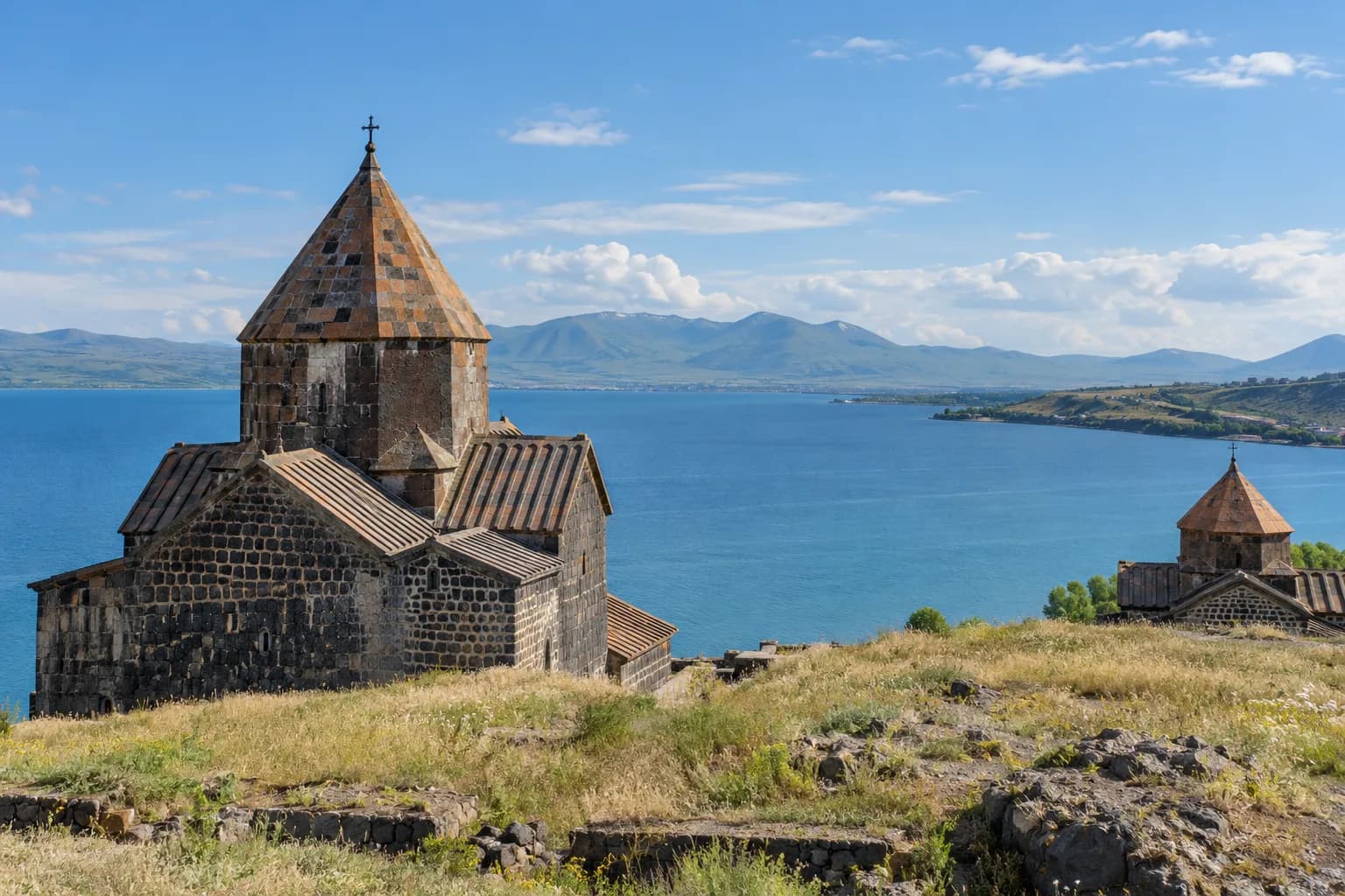 AI ilustrace architektury a prostředí města Sevan
