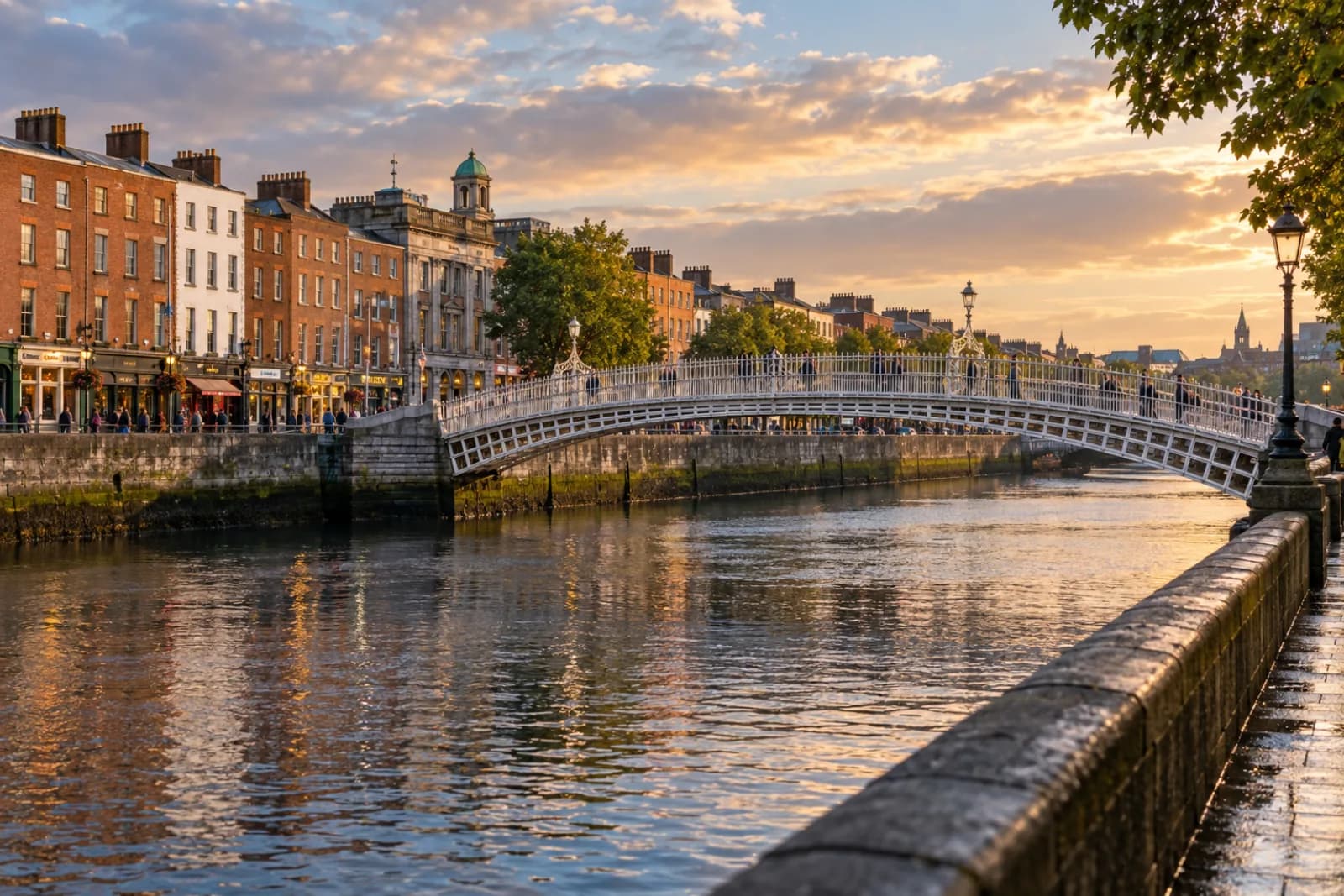 AI ilustrace Dublinu, mostu Ha'penny a řeky Liffey