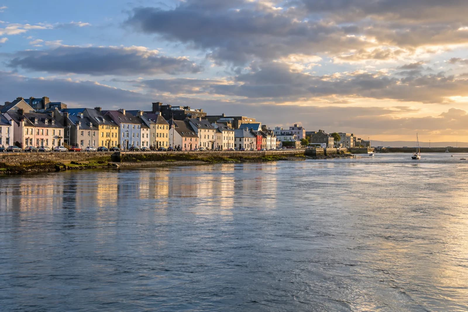 AI ilustrace barevných domů na Long Walk v Galway