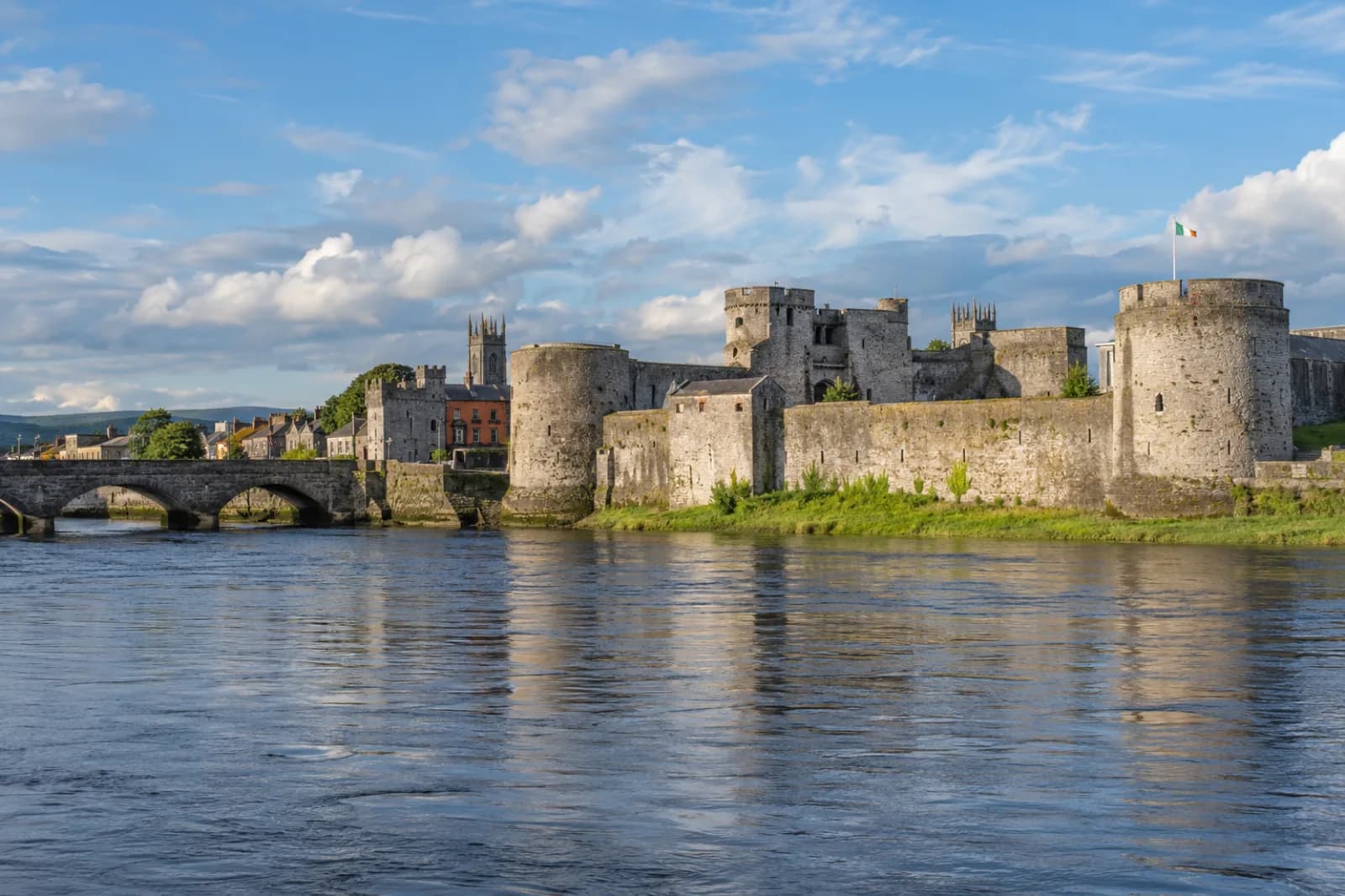 AI ilustrace hradu King John’s Castle u Shannonu v Limericku