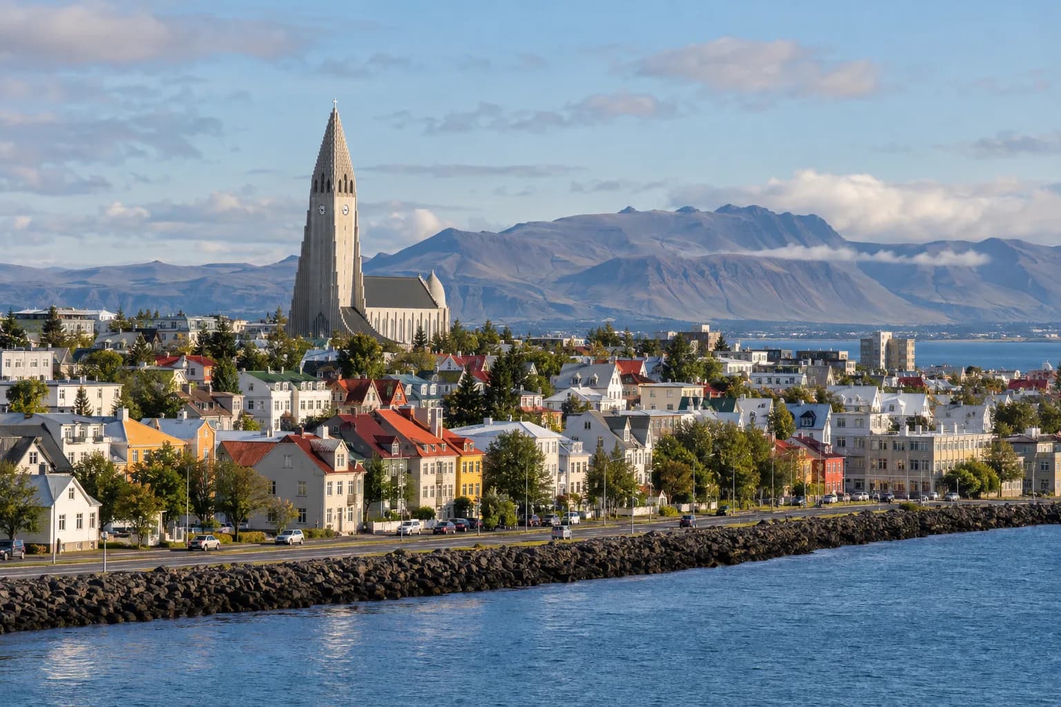 AI ilustrace Reykjavíku s barevnými domy a Hallgrímskirkja