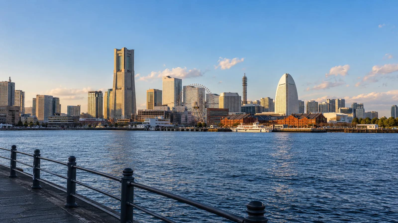 AI ilustrace nábřeží a siluety Minato Mirai v Jokohamě