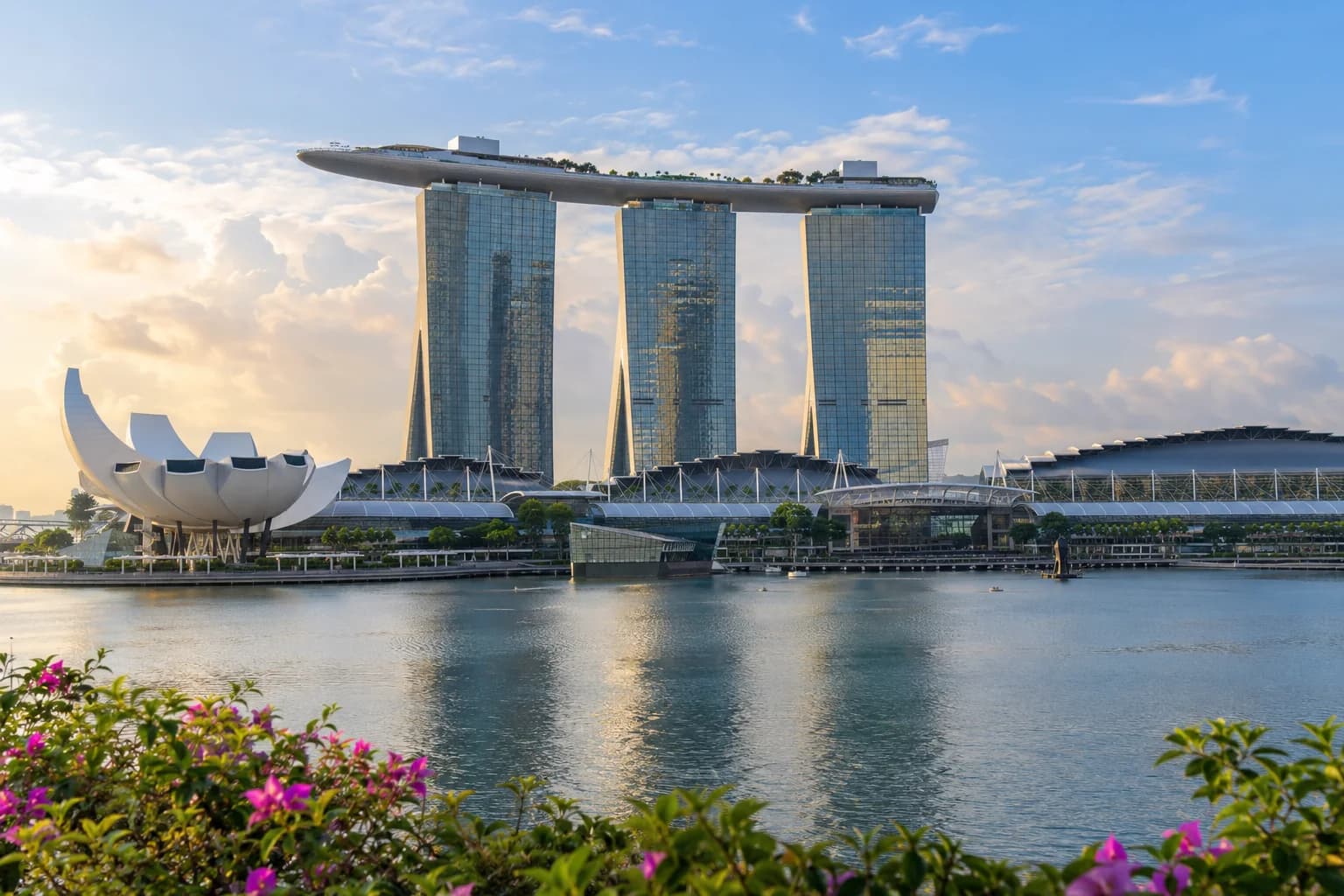 AI ilustrace destinace Singapur; není dokumentární fotografií aktuálního stavu