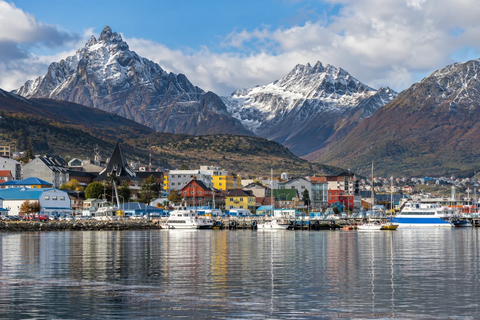 Přístav Ushuaia u Beagleova kanálu pod horami