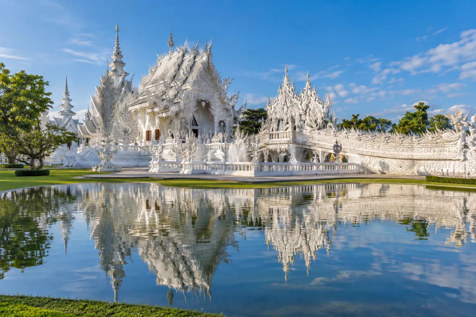 AI ilustrace bílého chrámu u Chiang Rai